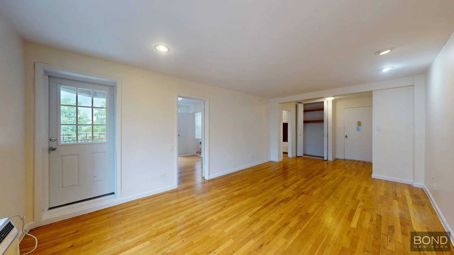 2 bed apartment in Glen Oaks