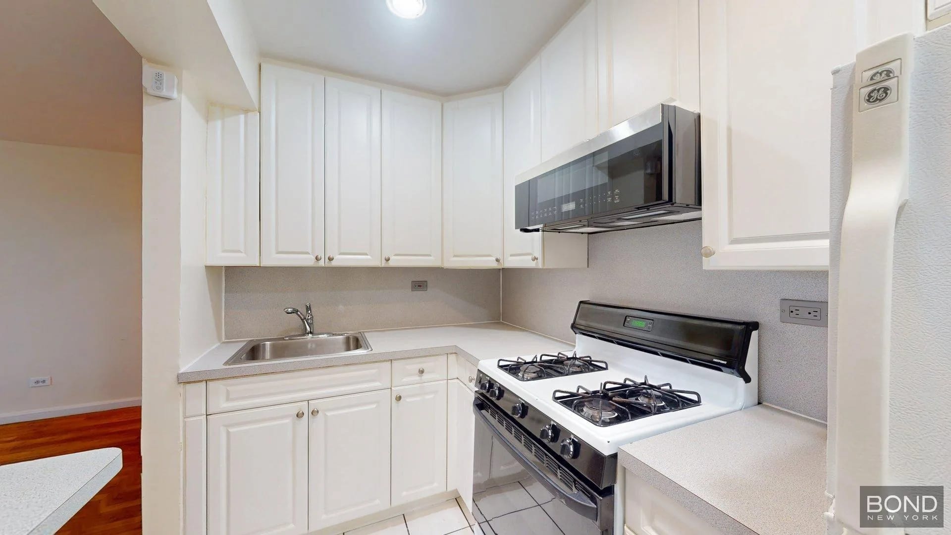 1 bedroom in Glen Oaks, Queens, photo 2
