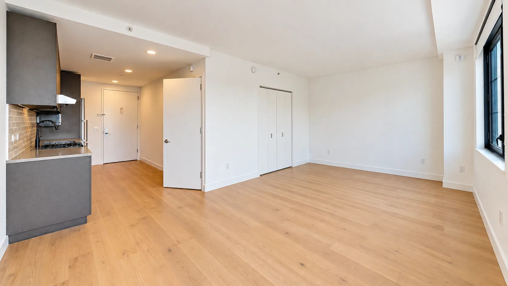 Studio in Flushing, Queens, photo 1
